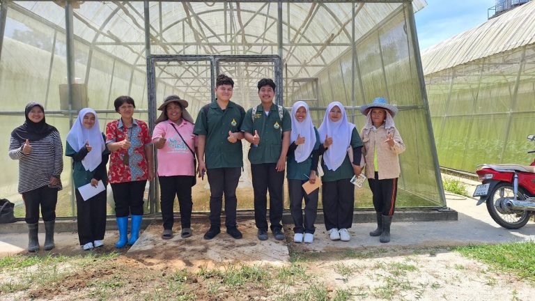 วิทยาลัยเกษตรและเทคโนโลยีนราธิวาส นำนักศึกฝึกษาดูงานการปลูกพืชในโรงเรือน เสริมทักษะ ปฏิบัติจริง