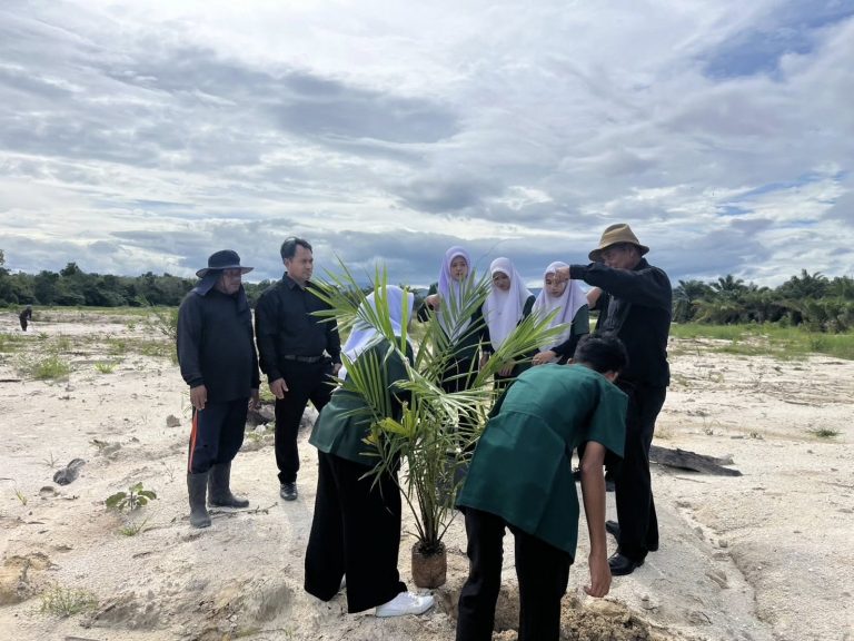 วิทยาลัยเกษตรและเทคโนโลยีนราธิวาส จัดกิจกรรม “ปลูกปาล์มน้ำมัน” เรียนรู้จริงจากประสบการณ์จริง