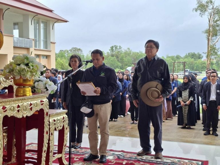วิทยาลัยเกษตรและเทคโนโลยีนราธิวาส ร่วมกิจกรรมปลูกต้นไม้ฉลิมพระเกียรติ และถวายความอาลัยแด่สมเด็จพระนางเจ้าสิริกิติ์ พระบรมราชินีนาถ พระบรมราชชนนีพันปีหลวง